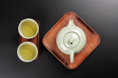 汝瓷茶壶汝瓷茶杯摆放在木制茶盘中