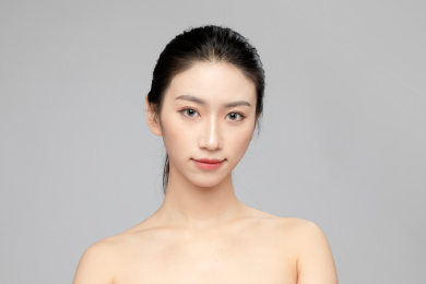 灰色背景里的亚洲美女面部特写，化妆护肤整容