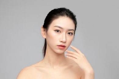 灰色背景里的亚洲美女面部特写，化妆护肤整容