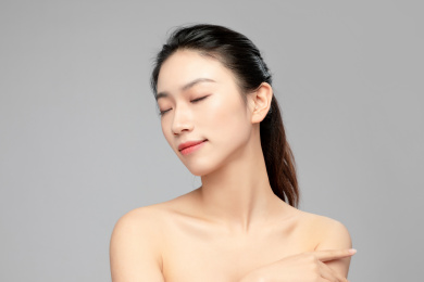 灰色背景里的亚洲美女面部特写，化妆护肤整容