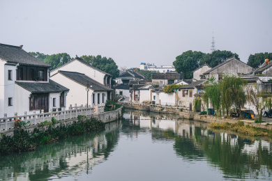 江苏省苏州市甪直古镇江南水乡老街风光
