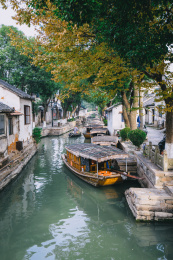 江苏省苏州市甪直古镇水乡河流上的游船