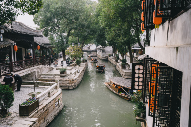 江苏省苏州市甪直古镇乌篷船小船风光