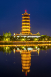 中国山东省淄博市孝妇河湿地公园齐风塔夜景