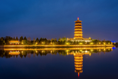 中国山东省淄博市孝妇河湿地公园齐风塔夜景
