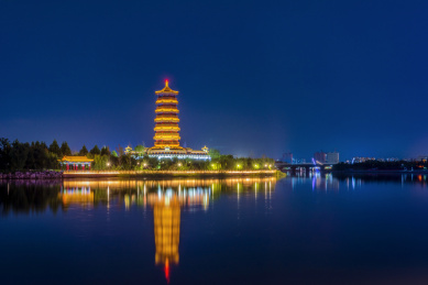 中国山东省淄博市孝妇河湿地公园齐风塔夜景