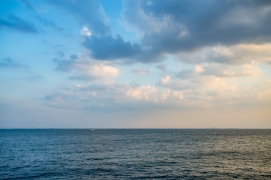 天空云朵和大海海平面背景