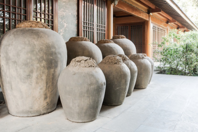 中国浙江杭州西湖曲院风荷酿酒作坊博物馆御酒坊酒坛子