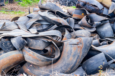 一堆废弃的轮胎皮橡胶材料