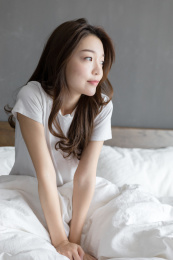 卧室里一名年轻女性在床上休息