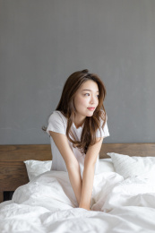 卧室里一名年轻女性在床上休息