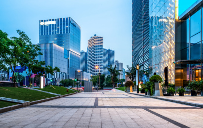 仰视金融区建筑景观和城市广场街道夜景