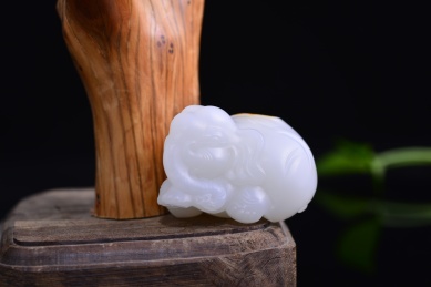 中国玉雕工艺品，白玉精品把玩件