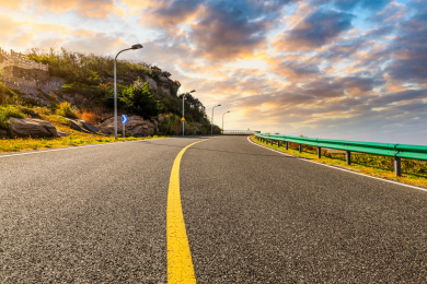 日落时刻沥青道路和美丽的自然景观