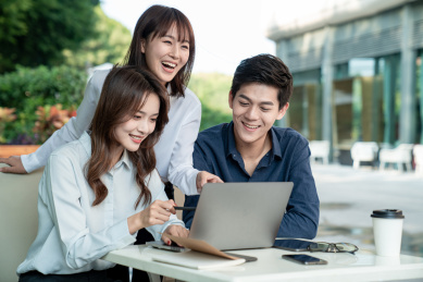 三个年轻的商务人士坐在一起讨论