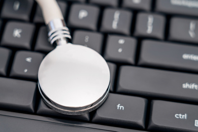 听诊器放在电脑键盘上——网络信息泄露概念