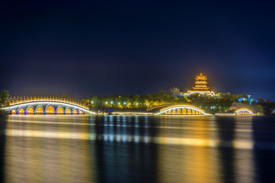 中国山东省东营市清风湖夜景