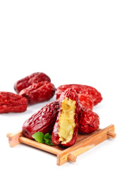 木盘子上放着一堆红枣