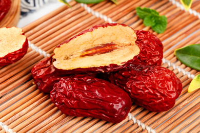 竹垫子上一堆红枣和红枣切面