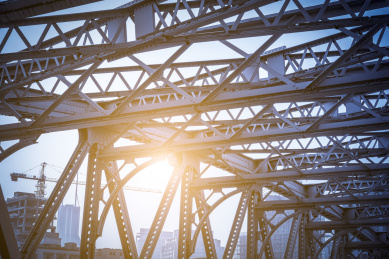 仰视现代钢结构建筑