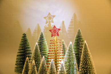 小型雪松摆件和金色的圣诞树