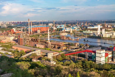 俯瞰北京工业区首钢公司厂房与城市