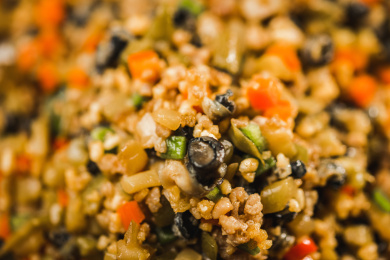 暗色木纹桌面上放着一份小炒稻香螺