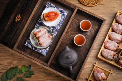 放在茶盘小碟子里切开的富平柿饼