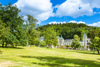 捷克著名旅游度假胜地卡罗维瓦里温泉小镇街边花园风光