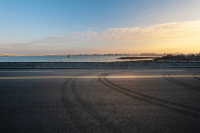 中国福建省厦门市集美区海边和公路风光