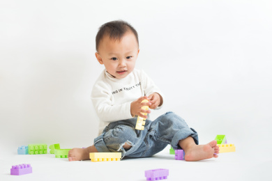 穿白色衣服的可爱两岁小朋友