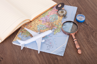 旅游出行相关的地图和其它工具的物品