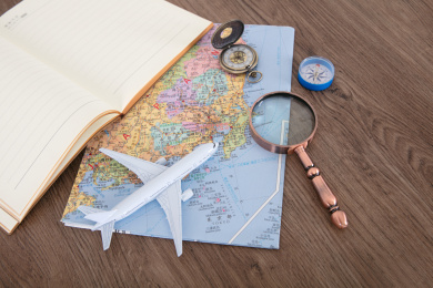 日本旅游地图和飞机模型及放大镜和其它相关出行工具