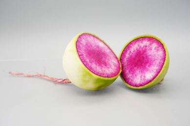 放在桌子上切开的花心萝卜