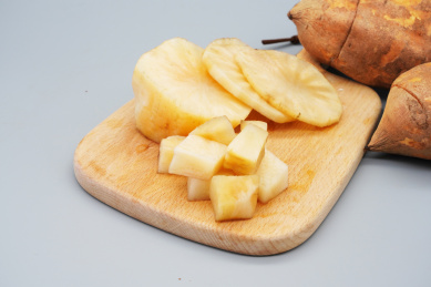 装在盘子里的雪莲果