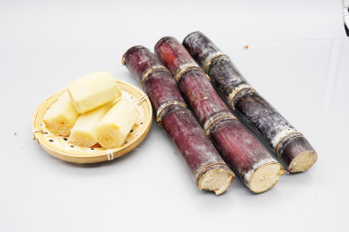 紫皮甘蔗和木盘里削好皮的甘蔗段