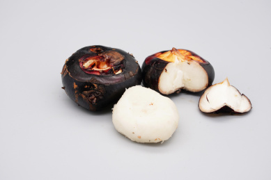 摆在桌子上的新鲜荸荠