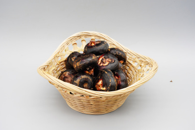  放在竹篮里的新鲜水果红色荸荠