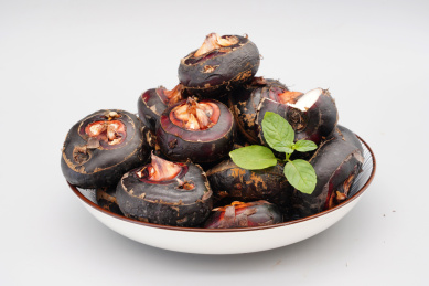 一盘新鲜水果红色荸荠