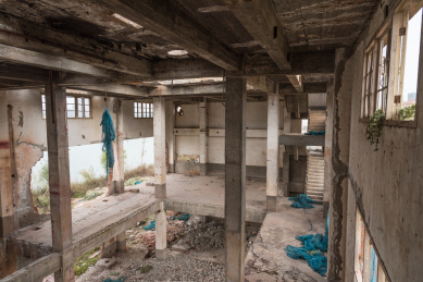 废弃的混凝土旧厂房室内空间