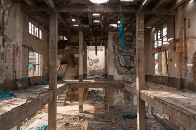 废弃的混凝土旧厂房室内空间