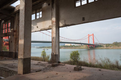 从废弃的厂房内看南宁邕江良庆大桥