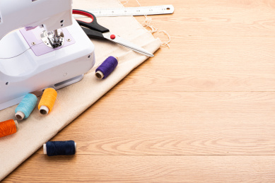 明亮的室内放置在木纹桌面上的缝纫机场景