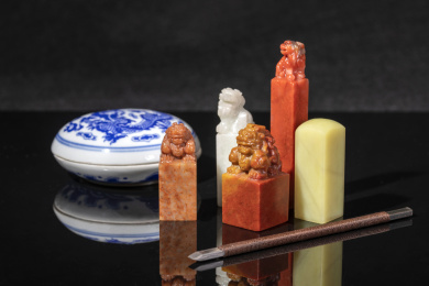 各种石料的印章石章章料摆放在黑色背景上