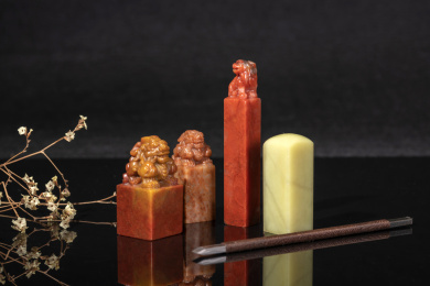 各种石料的印章石章章料摆放在黑色背景上
