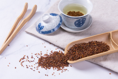 灰色布上的苦荞茶
