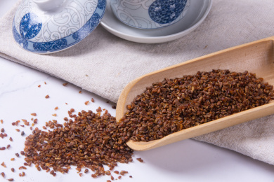 灰色布上的苦荞茶