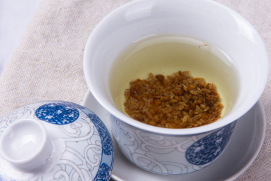 灰色布上的苦荞茶