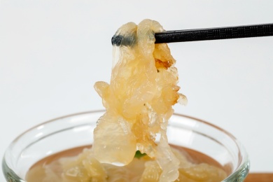 白色背景上营养美味的海蜇皮