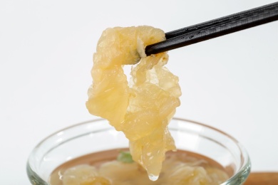 白色背景上营养美味的海蜇头